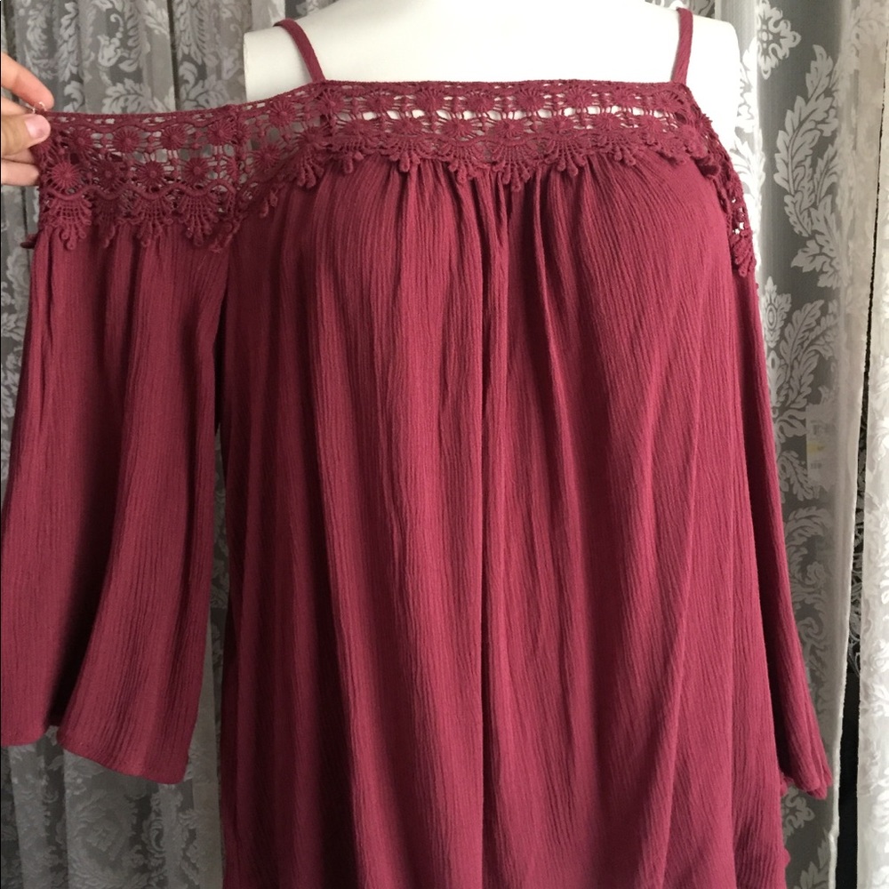 Cute burgundy long sleeve blouse🌺.